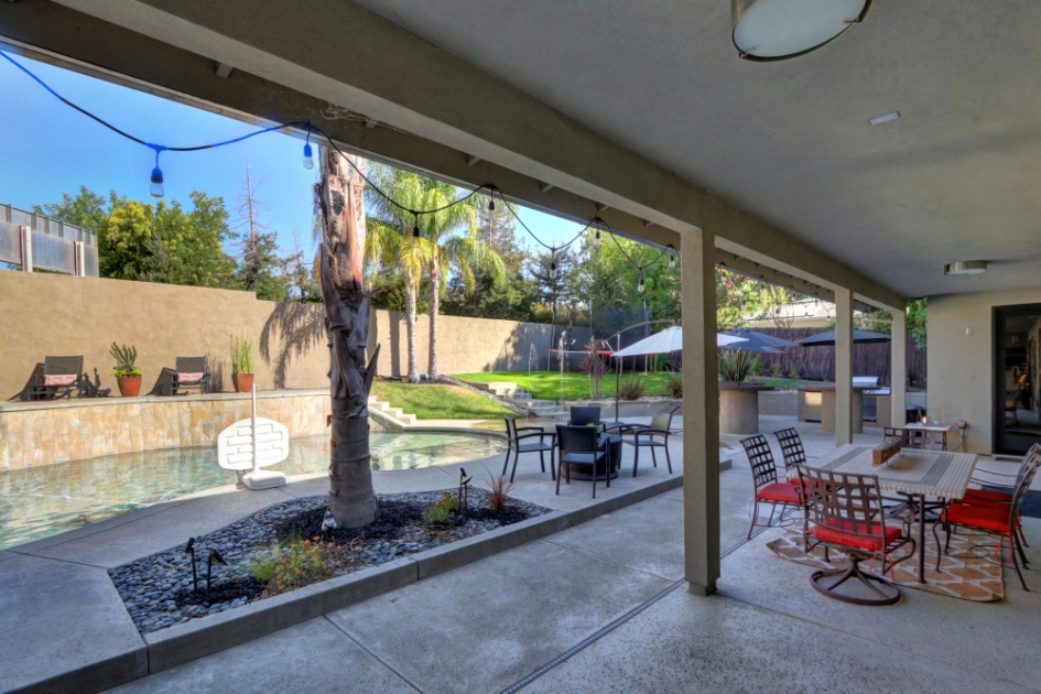Covered terrace connecting the house to the pool