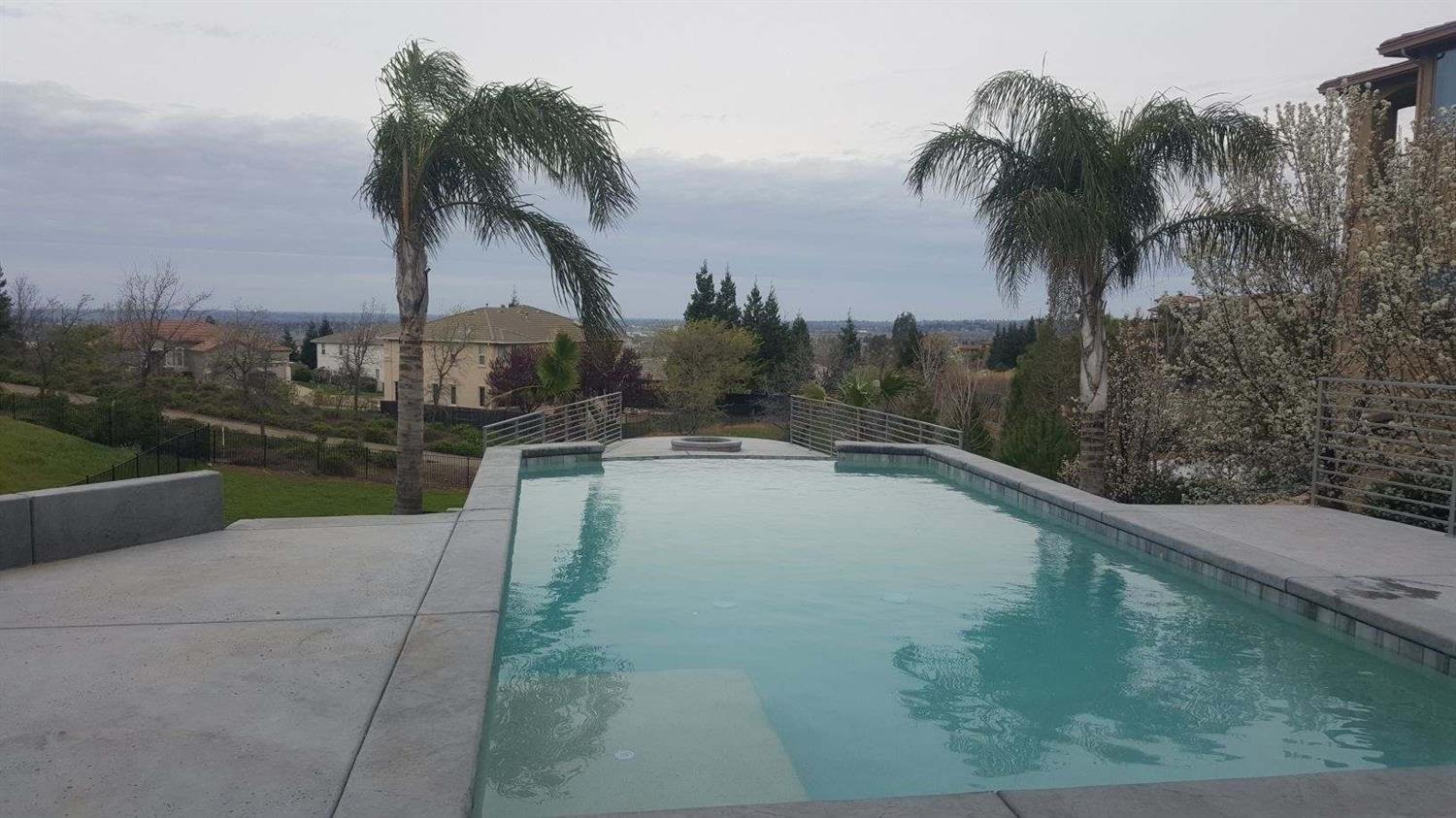 Infinity-edge pool overlooking the landscape at the Serpa Residence