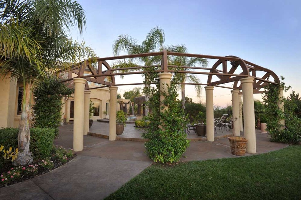 Garden colonnade connecting the outdoor living spaces